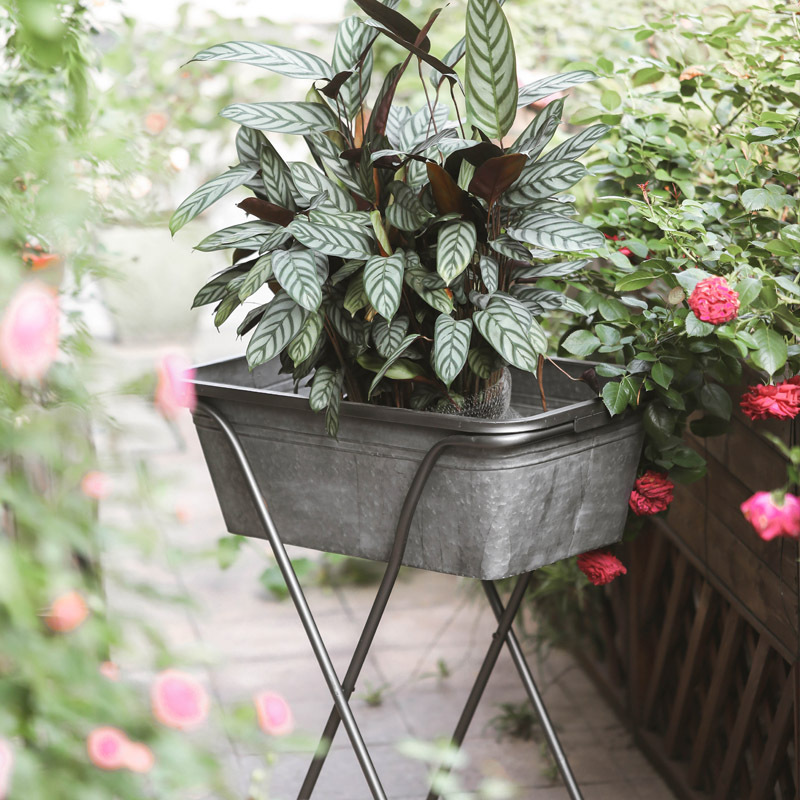 American pastoral tin pot gardening tools Green rose cross type flower stand