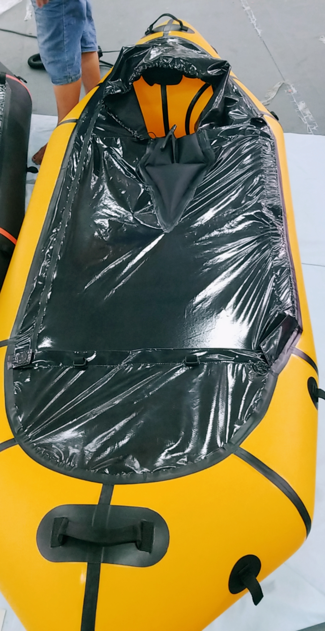Inflatable lightweight packraft